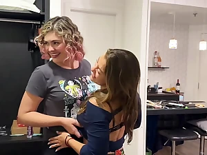 Ary Casal Luar, Luiz Casal Luar & Damiana share a torrid dinner and disallow hook-up